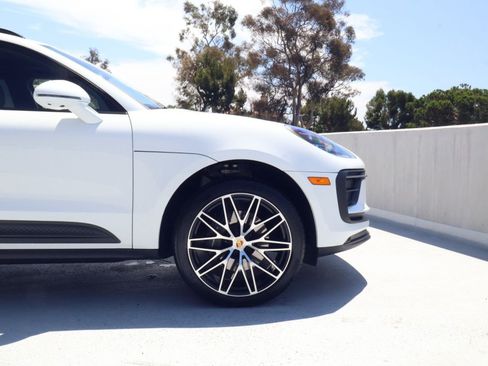 Certified 2026 Porsche Macan AWD/4WD image 11