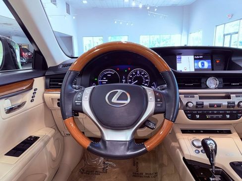 Used 2014 Lexus ES 300h w/ Luxury Package w/Bamboo Trim FWD image 20