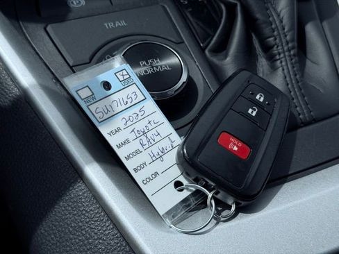 Used 2025 Toyota RAV4 XLE AWD/4WD image 40