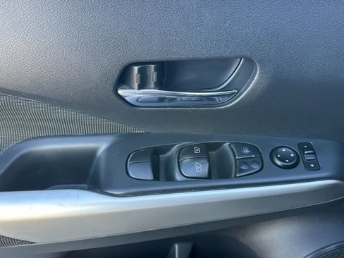 Used 2019 Nissan Kicks SV image 11