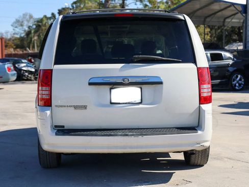 Used 2008 Chrysler Town & Country Touring image 5