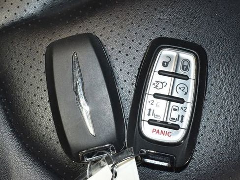 Certified 2024 Chrysler Pacifica Touring-L image 23