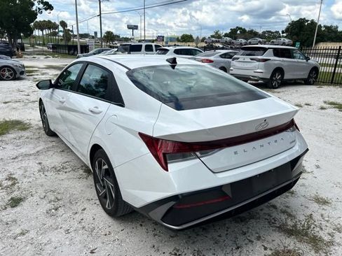 Used 2025 Hyundai Elantra Limited FWD image 3
