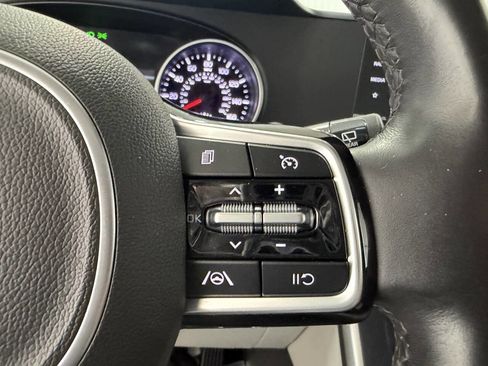 Used 2023 Kia Carnival LX FWD image 17