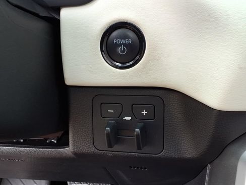 Used 2025 Toyota Sequoia Capstone AWD/4WD image 24
