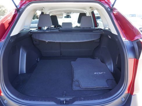 Used 2021 Toyota RAV4 LE FWD image 11
