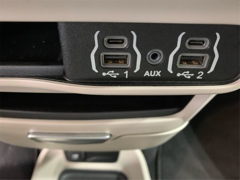 Used 2024 Chrysler Pacifica Touring-L image 33