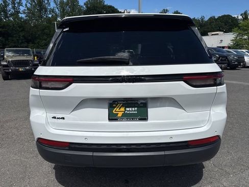 Used 2023 Jeep Grand Cherokee Altitude AWD/4WD image 16
