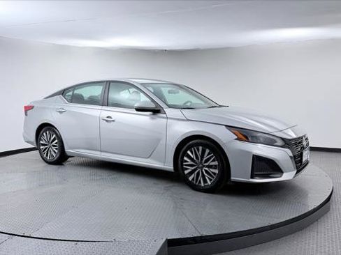 Used 2023 Nissan Altima 2.5 SV FWD image 11