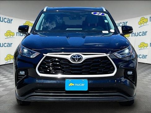 Used 2024 Toyota Highlander XLE FWD image 2