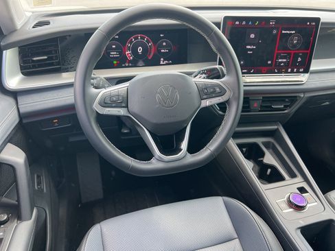 Used 2025 Volkswagen Tiguan SE image 15