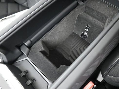 New 2025 BMW 750e xDrive w/ Premium Package image 3