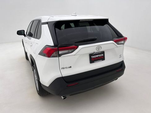 Used 2022 Toyota RAV4 LE image 8
