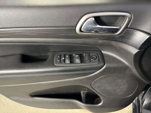 Used 2019 Jeep Grand Cherokee Laredo image 21