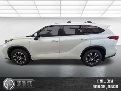 Used 2021 Toyota Highlander XLE image 2