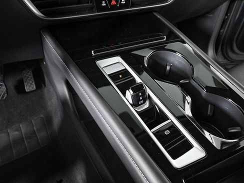 Certified 2025 Volkswagen Atlas SE image 10