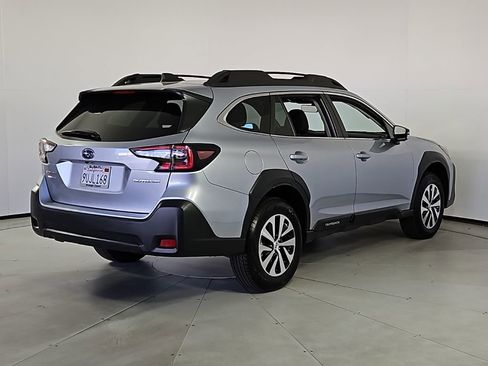 Used 2025 Subaru Outback Premium image 8