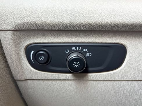 Used 2021 Buick Envision Essence FWD image 17