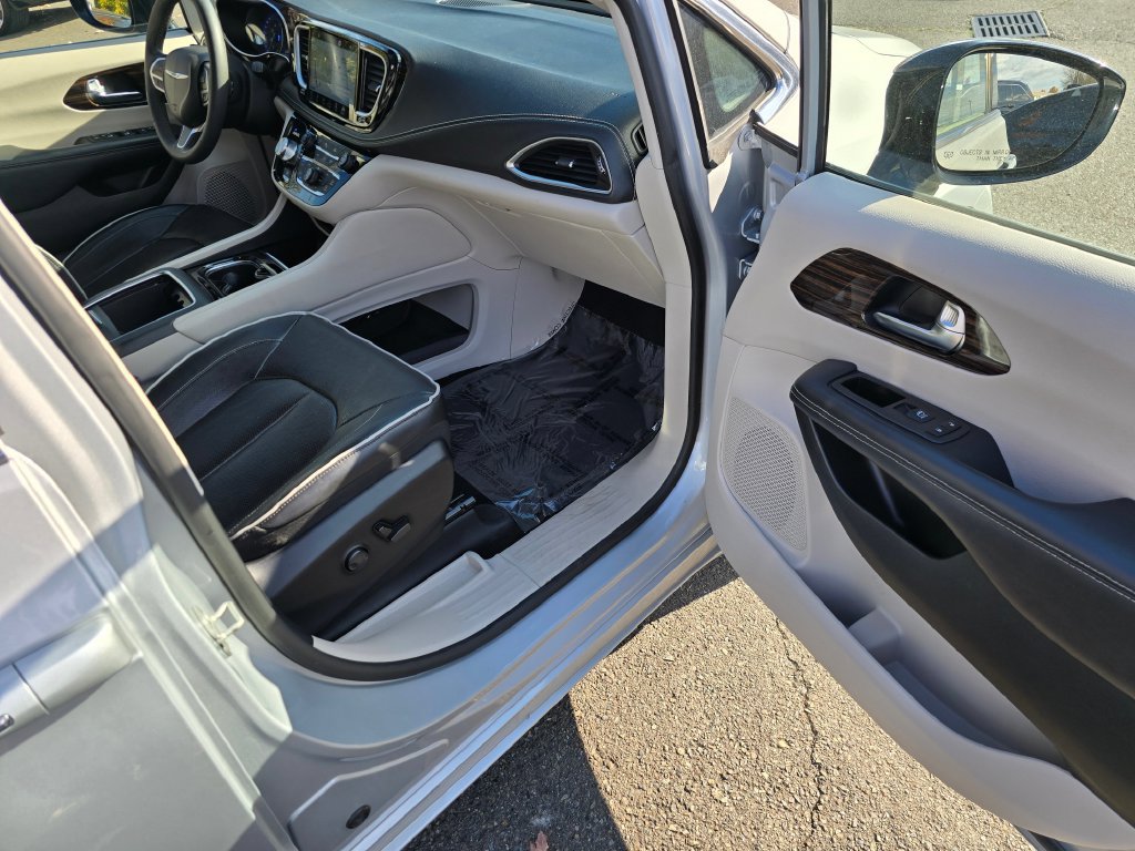 Used 2023 Chrysler Pacifica Limited FWD image 12