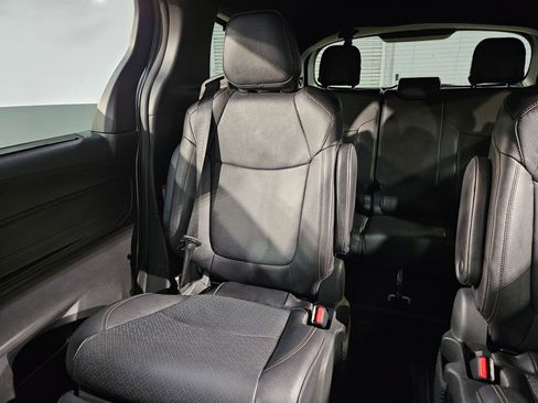 Used 2025 Toyota Sienna Platinum image 12