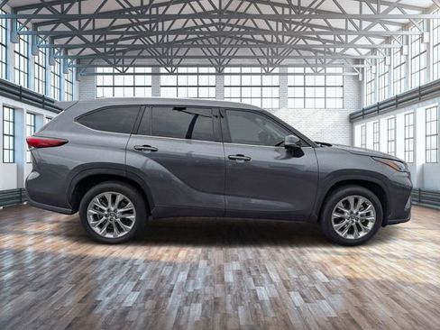 Used 2023 Toyota Highlander Limited FWD image 3