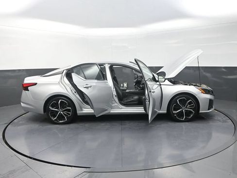 Used 2024 Nissan Altima 2.5 SR FWD image 46