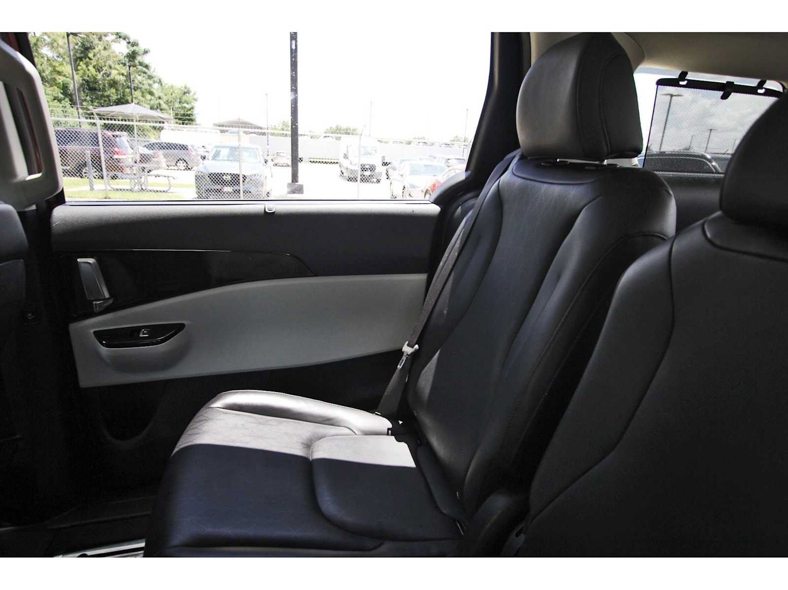 Used 2024 Kia Carnival EX FWD image 9