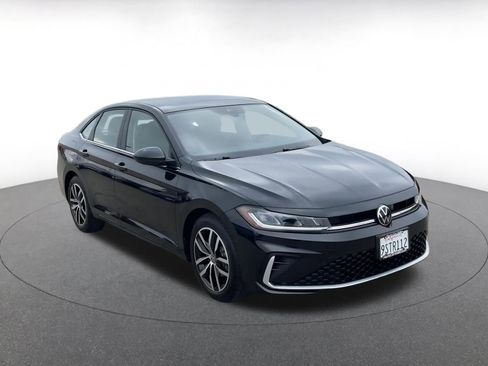 Used 2025 Volkswagen Jetta SE image 3