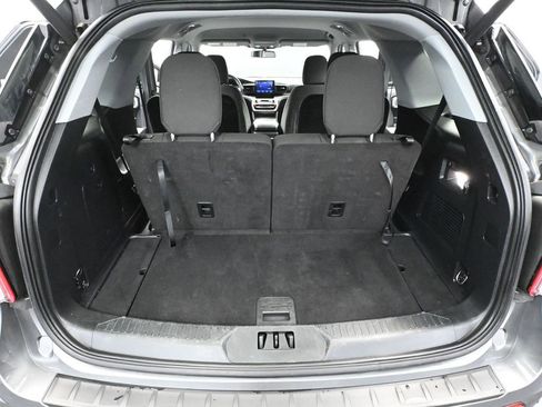 Used 2023 Ford Explorer XLT AWD/4WD image 40
