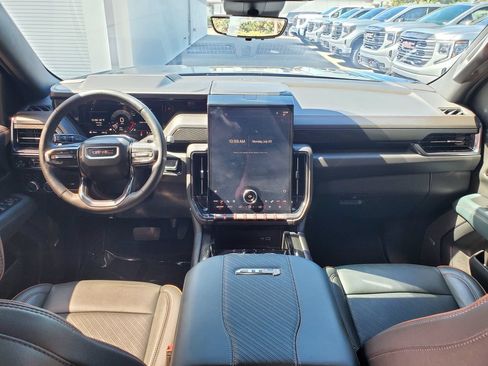 Used 2025 GMC Yukon XL AT4 w/ AT4 Premium Package AWD/4WD image 11