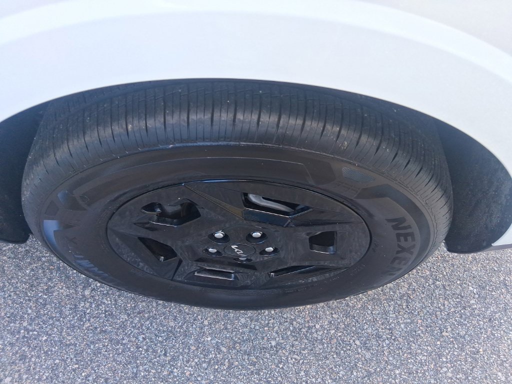 Certified 2026 Kia Carnival FWD image 9