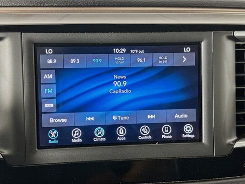 Used 2018 Chrysler Pacifica Touring-L FWD image 21