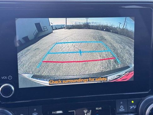 Used 2023 Toyota Highlander LE FWD image 28