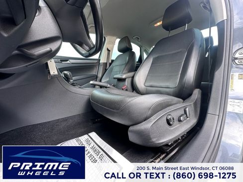 Used 2018 Volkswagen Passat 2.0T R-Line FWD image 10