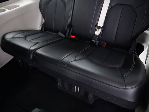 Used 2024 Chrysler Pacifica Touring-L image 28