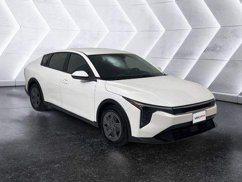 Used 2025 Kia K4 LX image 1