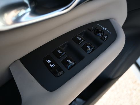 Used 2025 Volvo XC90 B6 Plus image 28