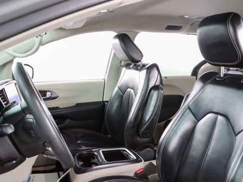Used 2023 Chrysler Pacifica Touring-L FWD image 23