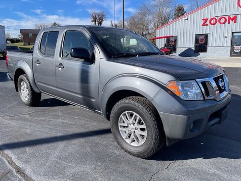 Used 2019 Nissan Frontier SV image 2