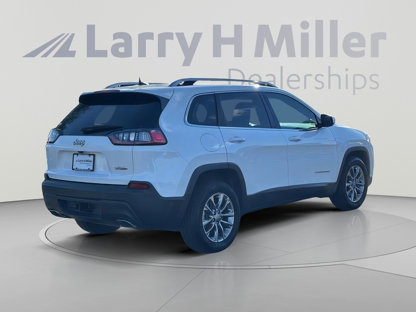 Used 2019 Jeep Cherokee Latitude Plus w/ Comfort/Convenience Group FWD image 6