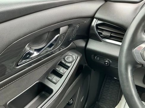 Used 2023 Chevrolet Traverse High Country image 24