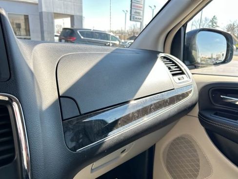 Used 2015 Chrysler Town & Country Touring w/ Driver Convenience Group image 39