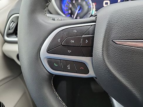 Used 2024 Chrysler Pacifica Touring-L image 25