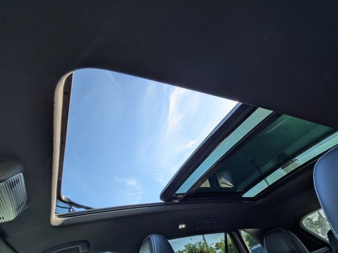 Certified 2024 Volkswagen Atlas Cross Sport SE w/ Panoramic Sunroof Package FWD image 21