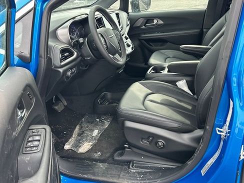 New 2026 Chrysler Pacifica Select image 10