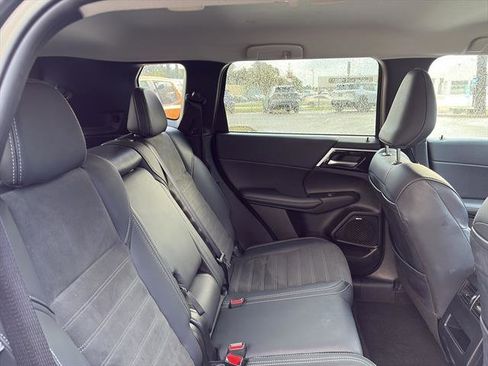 Used 2025 Mitsubishi Outlander SE image 10