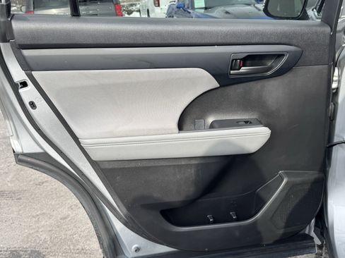 Used 2023 Toyota Highlander L image 31