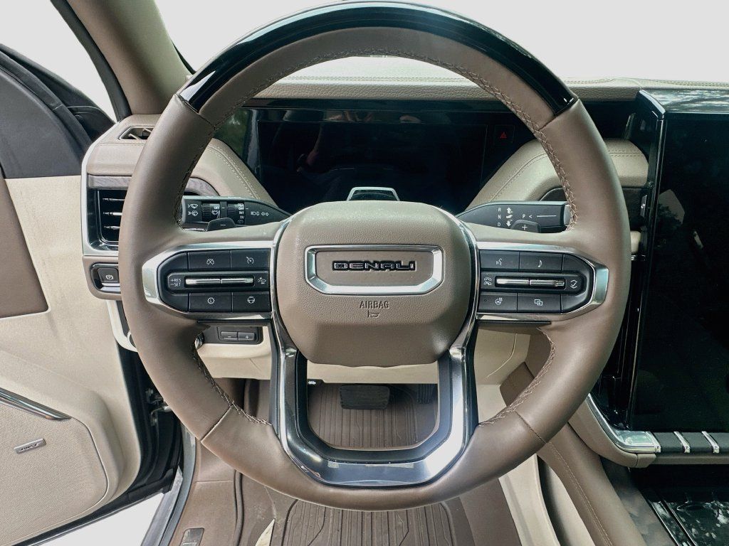 Used 2025 GMC Yukon XL Denali w/ Denali Reserve Package AWD/4WD image 12