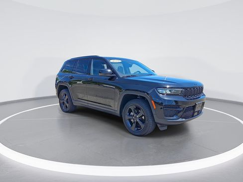 Used 2022 Jeep Grand Cherokee Altitude AWD/4WD image 3