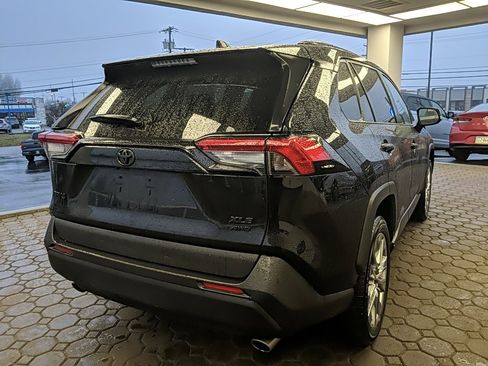 Used 2019 Toyota RAV4 XLE Premium image 5